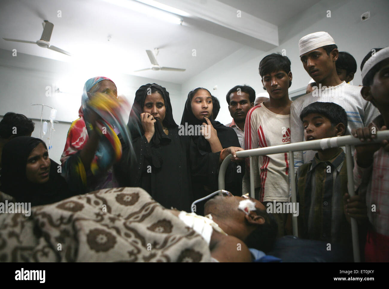 Des proches de la victime d'une bombe à l'hôpital voisin de Malegaon ; Maharashtra ; Inde 29 septembre 2008 PAS DE MR Banque D'Images