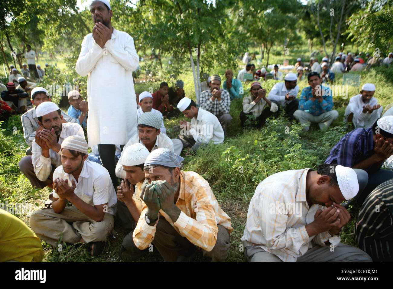 Les gens priant au cours de l'enfouissement des membres de la famille sont morts dans l'explosion de bombes puissantes 29 septembre 2008 à Malegaon ; Maharashtra Banque D'Images