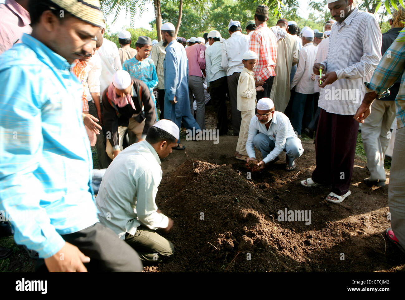 Les gens d'enterrer les membres de leur famille qui sont morts dans la bombe puissante le 29 septembre 2008 à Malegaon ; Maharashtra Banque D'Images