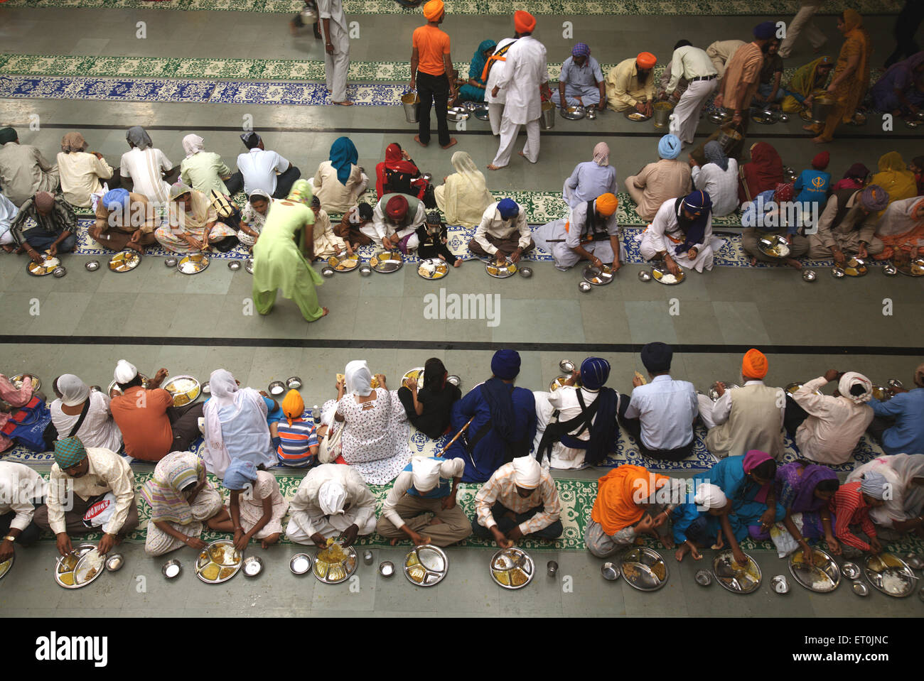 Sikh dévotés mangeant de la nourriture langar, Hazur Sahib Gurdwara, Takht Sachkhhand Sri Hazur Abchalnagar Sahib Gurudwara, Nanded, Maharashtra, Inde, Asie Banque D'Images