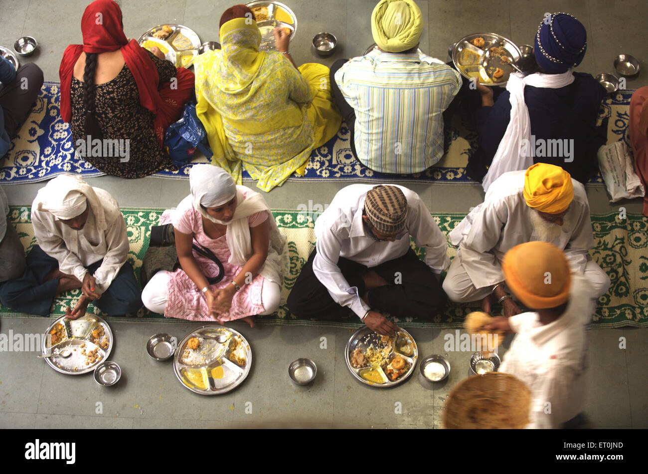 Sikh dévotés mangeant de la nourriture langar, Hazur Sahib Gurdwara, Takht Sachkhhand Sri Hazur Abchalnagar Sahib Gurudwara, Nanded, Maharashtra, Inde, Asie Banque D'Images