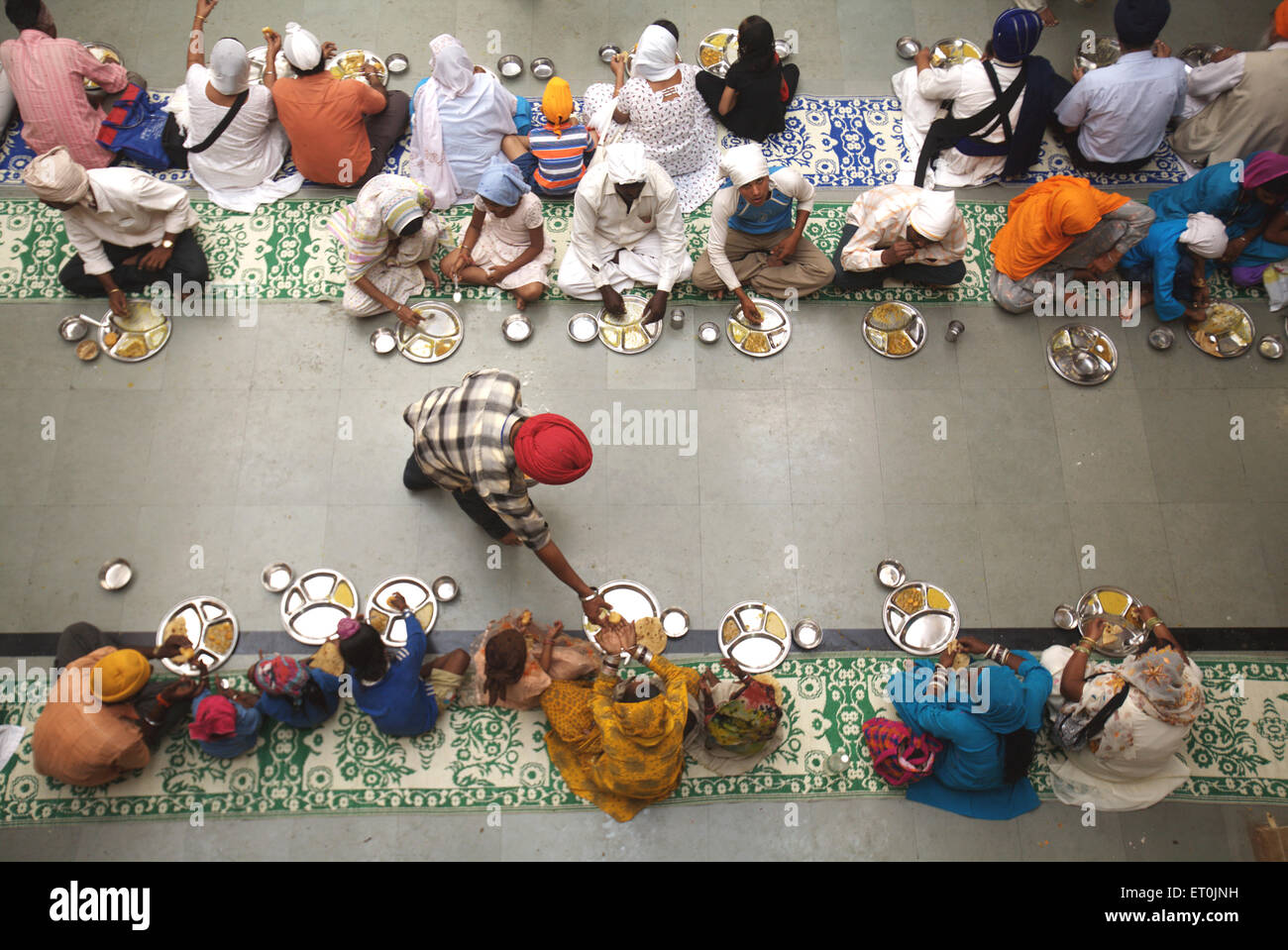 Sikh dévotés mangeant de la nourriture langar, Hazur Sahib Gurdwara, Takht Sachkhhand Sri Hazur Abchalnagar Sahib Gurudwara, Nanded, Maharashtra, Inde, Asie Banque D'Images