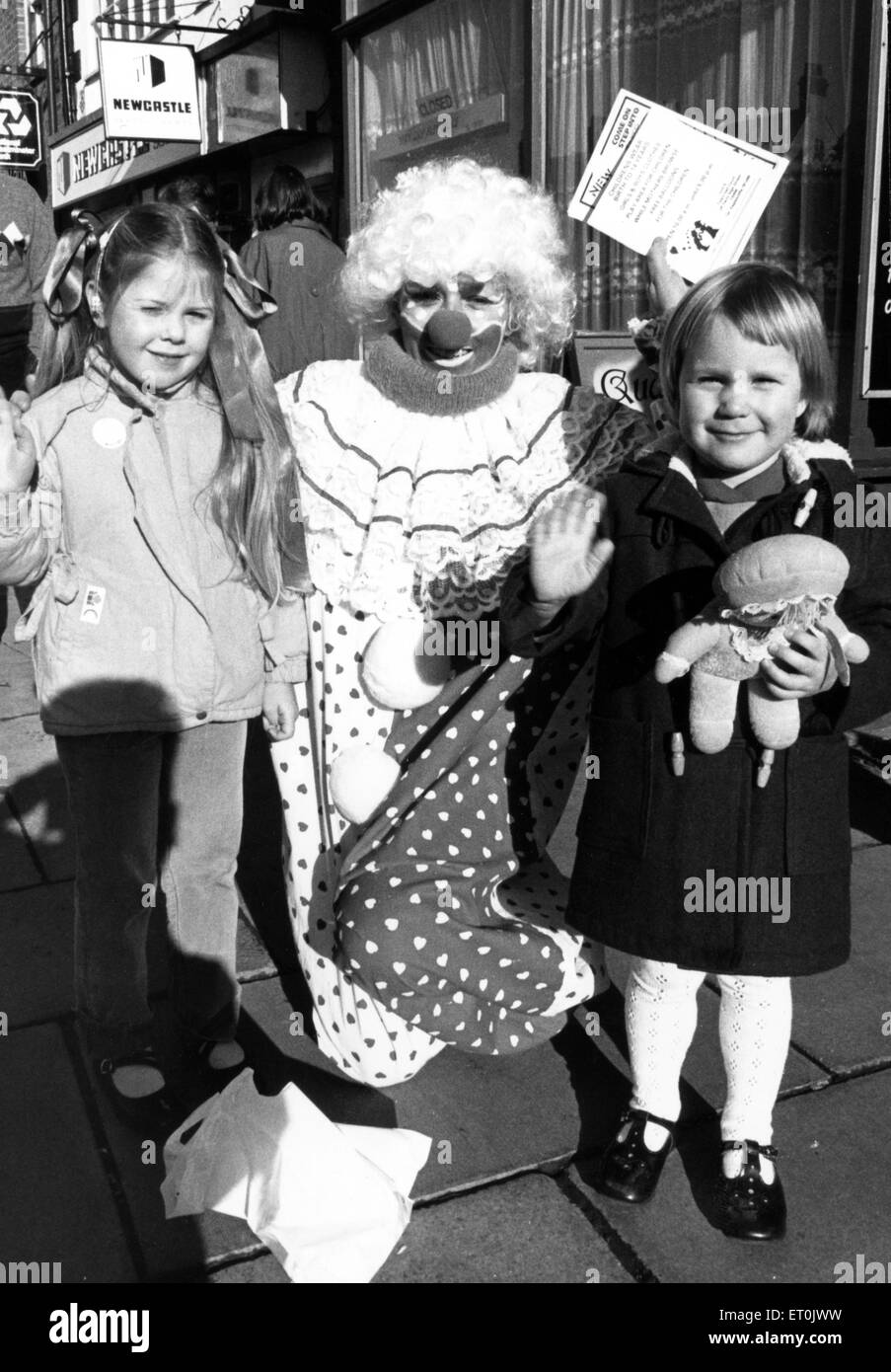 Clown Muriel Jessop, de Kiddigrams Marske, est aidé à Yarm par Rebecca Ford (à gauche) âgée de cinq ans, et Caroline Duckett, quatre. 6e février 1988. Banque D'Images