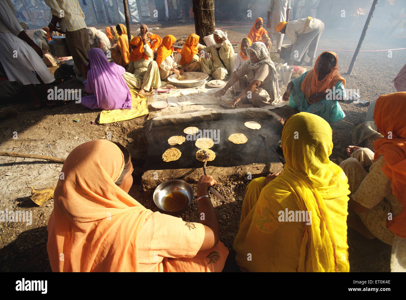 Les dévots sikhs faisant rotis farine de blé pain dans Sachkhand ; cuisine communautaire Saheb Gurudwara à Nanded Maharashtra ; Inde ; Banque D'Images