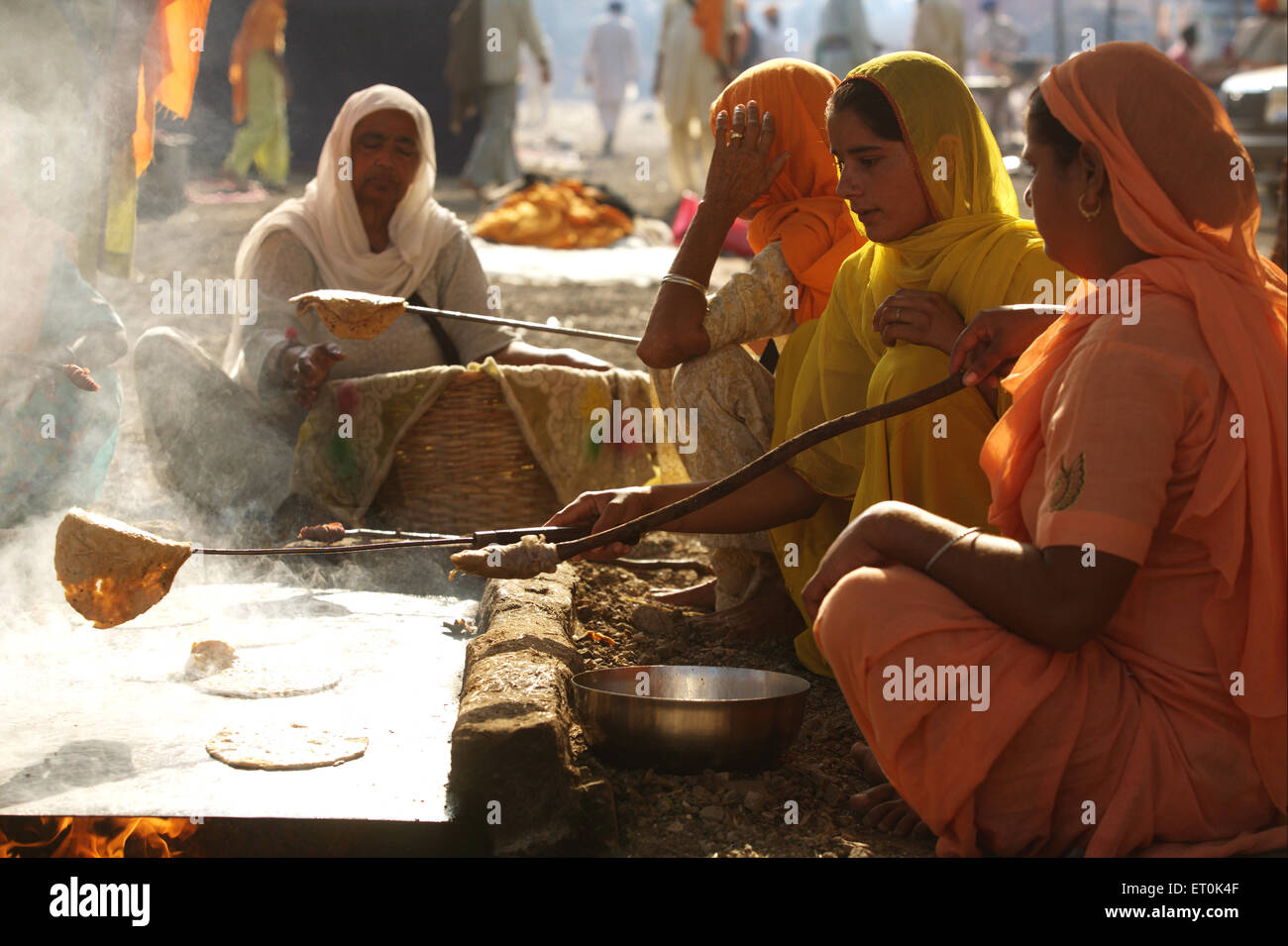 Les dévots sikhs faisant rotis farine de blé pain dans Sachkhand ; cuisine communautaire Saheb Gurudwara à Nanded Maharashtra ; Inde ; Banque D'Images