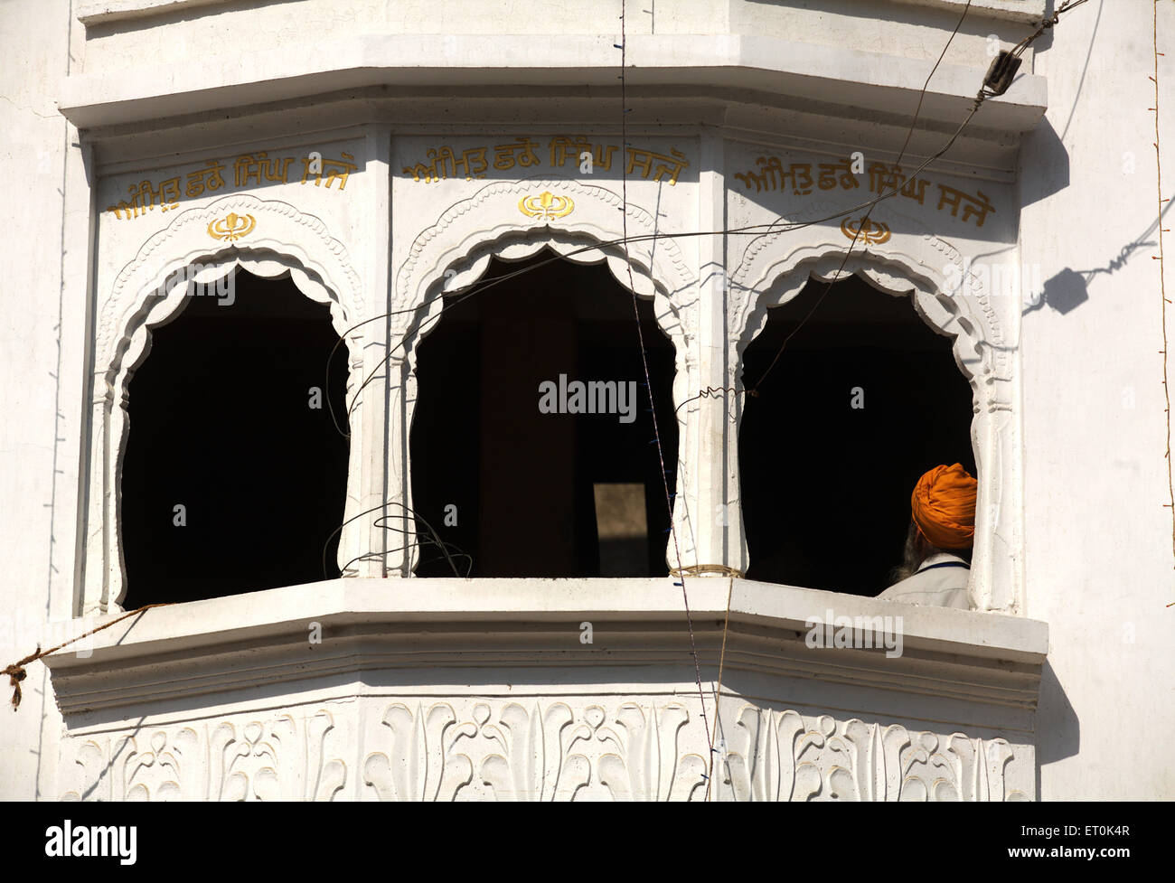 Dévot Sikh assis dans l'étage supérieur de l'arrière-cour d'Sachkhand Saheb Gurudwara à Nanded Maharashtra ; Inde ; Banque D'Images