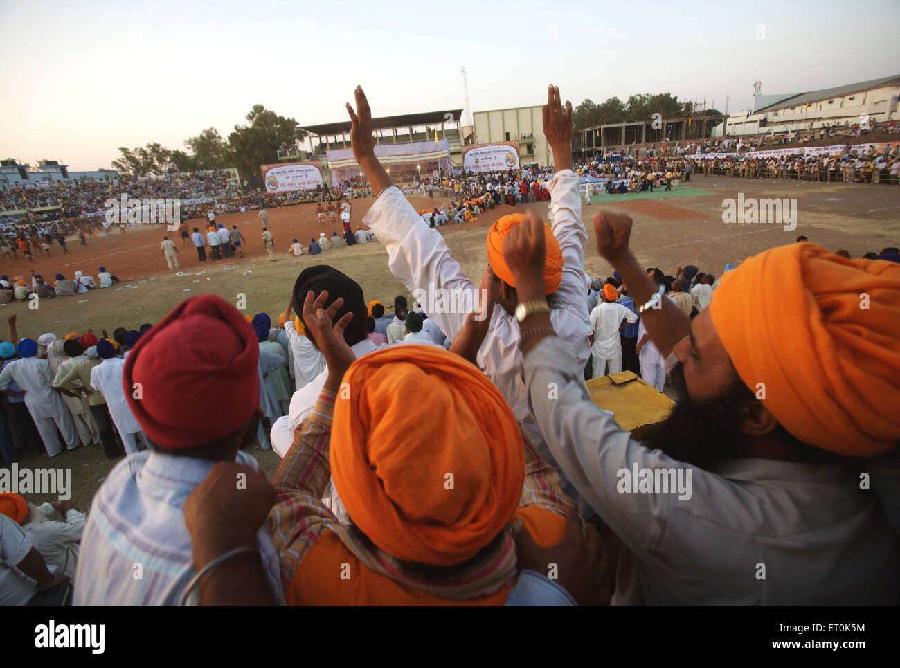 Les dévots sikhs encourageant les joueurs match de lutte perpétuelle ; Sikh Guru Granth Sahib Khalsa au terrain de sport ; Nanded Banque D'Images