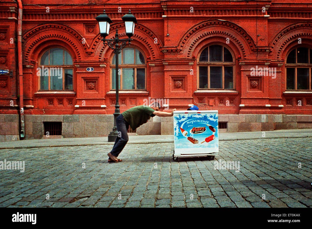 Homme poussant un frigo dans la place Rouge, Moscou. La Russie Photo Stock  - Alamy