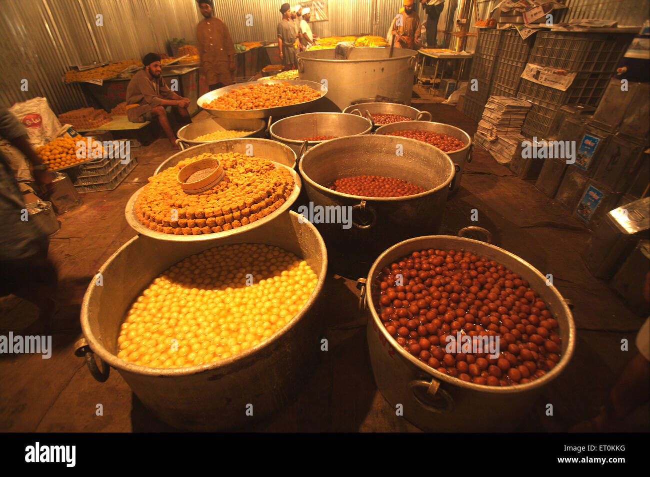 Les sucreries d'être servi au cours de Guru da Langar pour les fervents dans Sachkhand ; cuisine communautaire Saheb Gurudwara à Nanded Banque D'Images