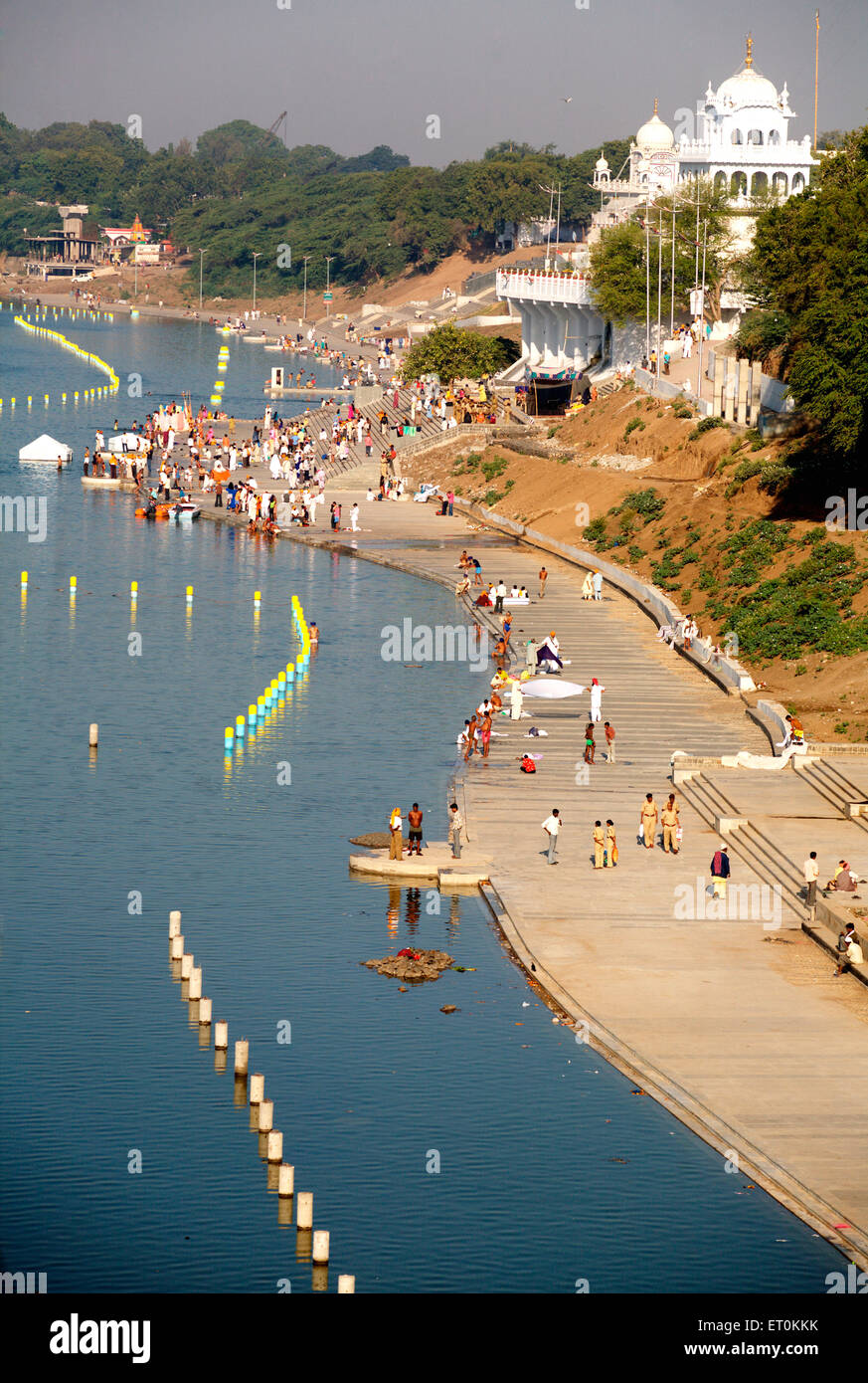 15 km longue promenade à Ghat de baignade dans la rivière Godavari près de Sachkhand Saheb Gurudwara à Nanded Maharashtra ; Inde ; Banque D'Images