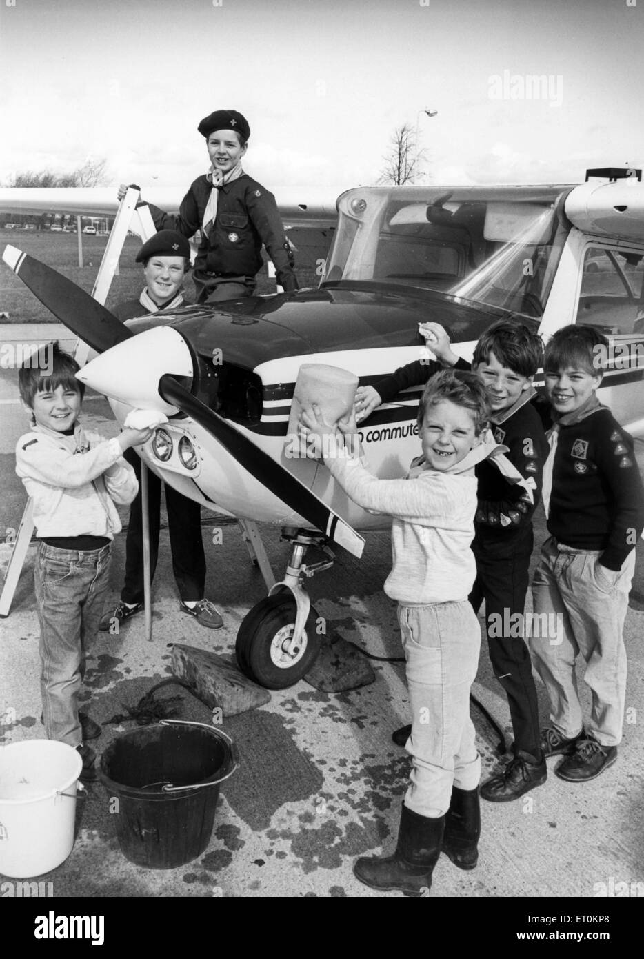 Stockton Louveteaux et Scouts, gardé les pieds sur terre quand leurs collectes de fonds a décollé. Les jeunes de la 6e groupe Stockton basé à Bishopton Road roula les manches et sur le travail de l'ensemble d'un lavage formation biplace Cessna airc Banque D'Images