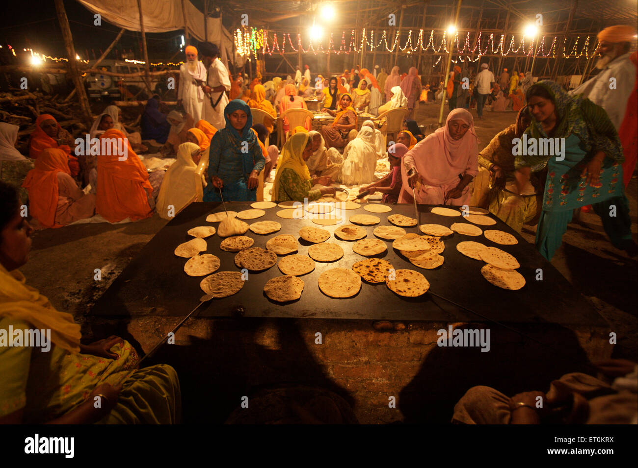 Les femmes sikhes dévots décisions rotis cuisine communautaire à Sachkhand Hazur Sahib Gurudwara Nanded Maharashtra Inde Banque D'Images