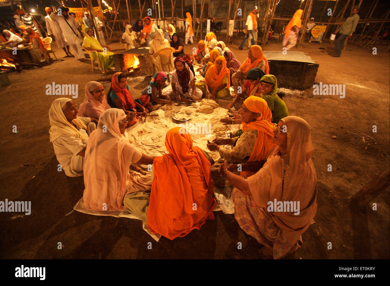 Les femmes sikhes dévots décisions rotis à l'intérieur de cuisine communautaire à Sachkhand Saheb Gurudwara  ; Guru Granth Sahib à Nanded Banque D'Images