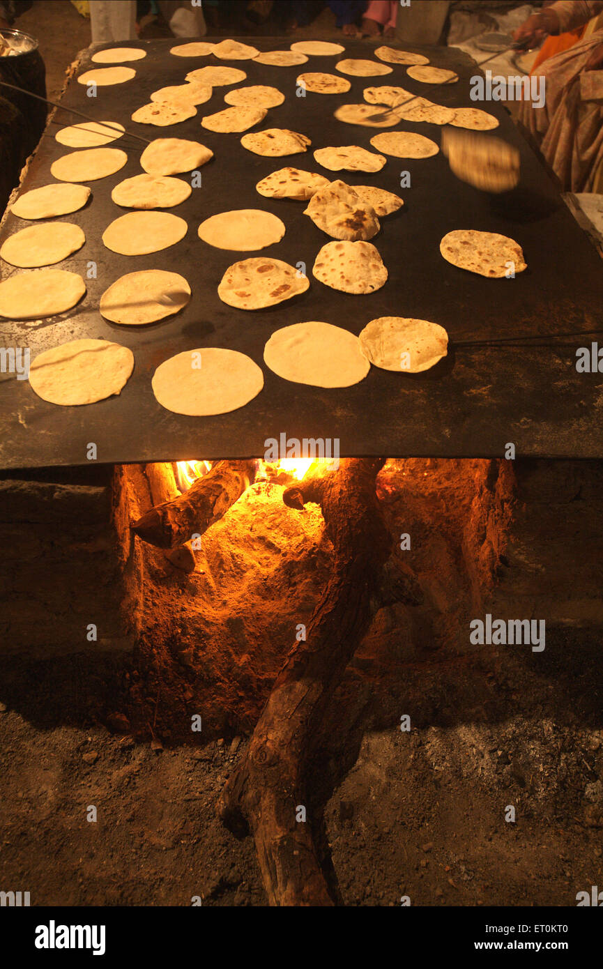 Femmes sikhes faire Rotis cuisine communautaire Sachkhand Saheb Gurudwara Nanded Inde Indien Hazur Sahib Takht Sachkhand Sri Hazur Abchalnagar Sahib Banque D'Images