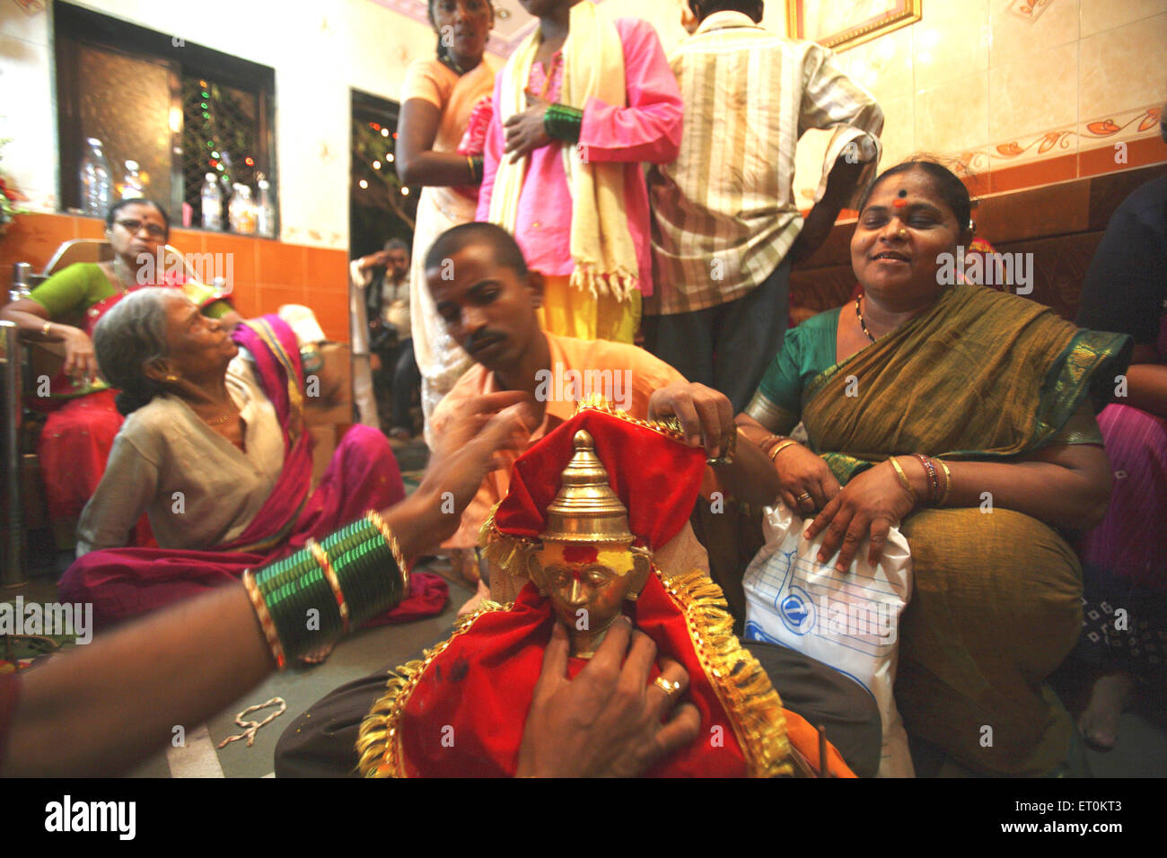 Statue en bronze goddess Yellama curcuma décorées ; mariage ; kumkum des eunuques occasion Bewa Purnima à Ghatkopar ; Mumbai Banque D'Images