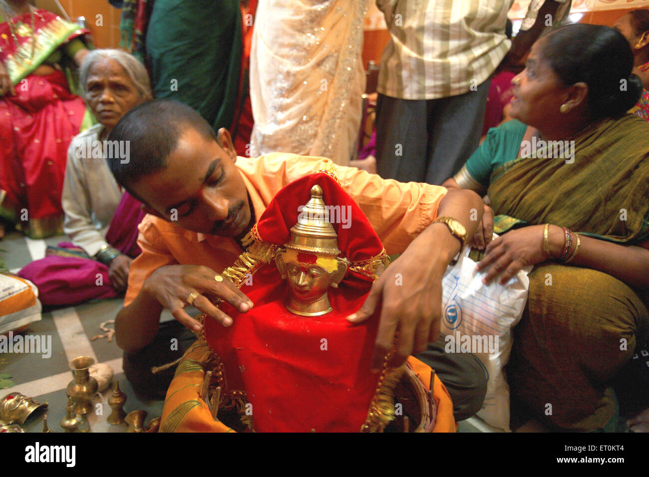 Statue de bronze goddess Yellama sont décorées avec du curcuma ; mariage ; kumkum des eunuques Bewa Purnima à Ghatkopar ; Mumbai Banque D'Images