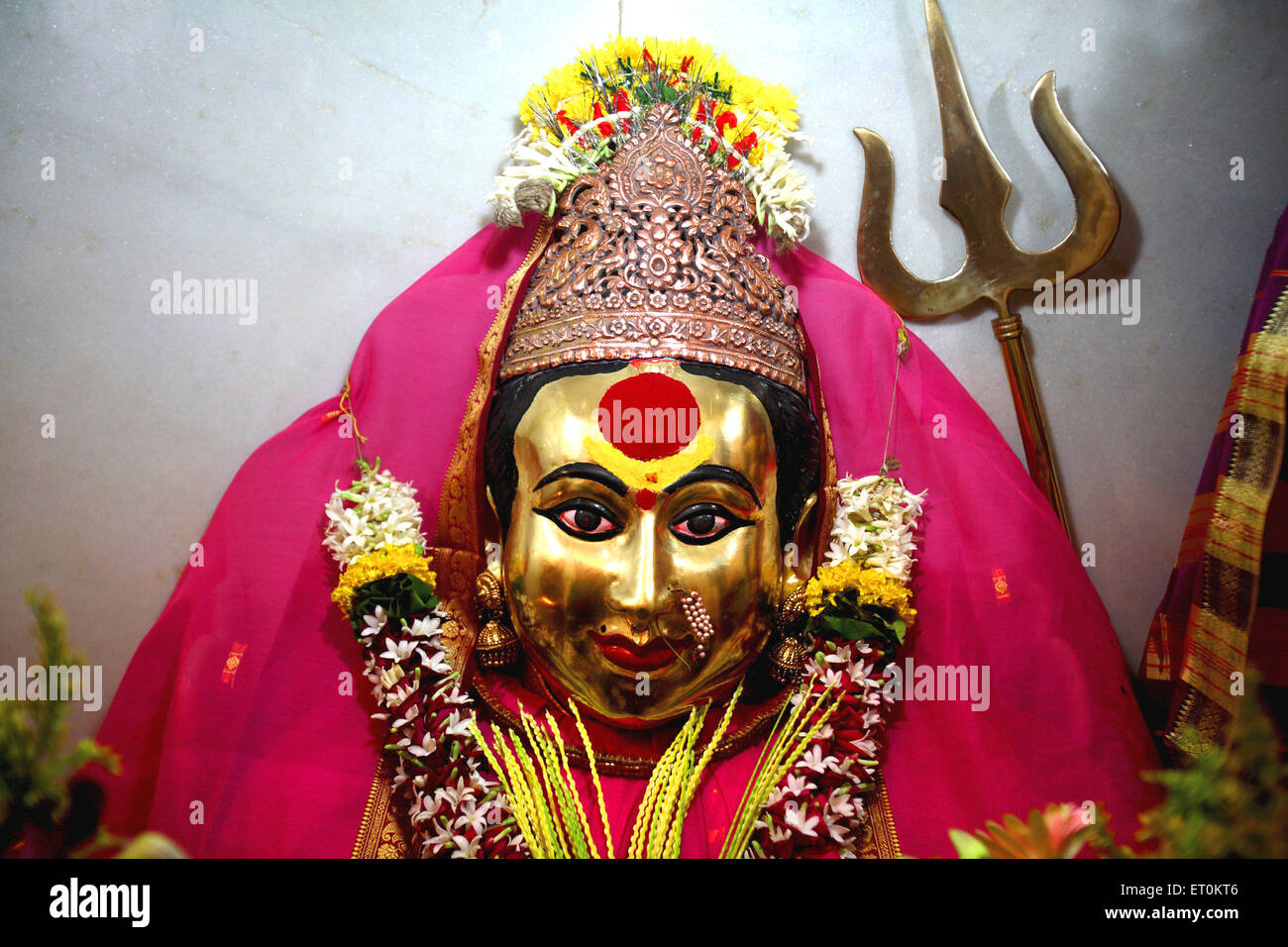Statue de bronze entièrement décorée à l'occasion de déesse Yellama Bewa Purnima ; Ghatkopar ; Mumbai Banque D'Images