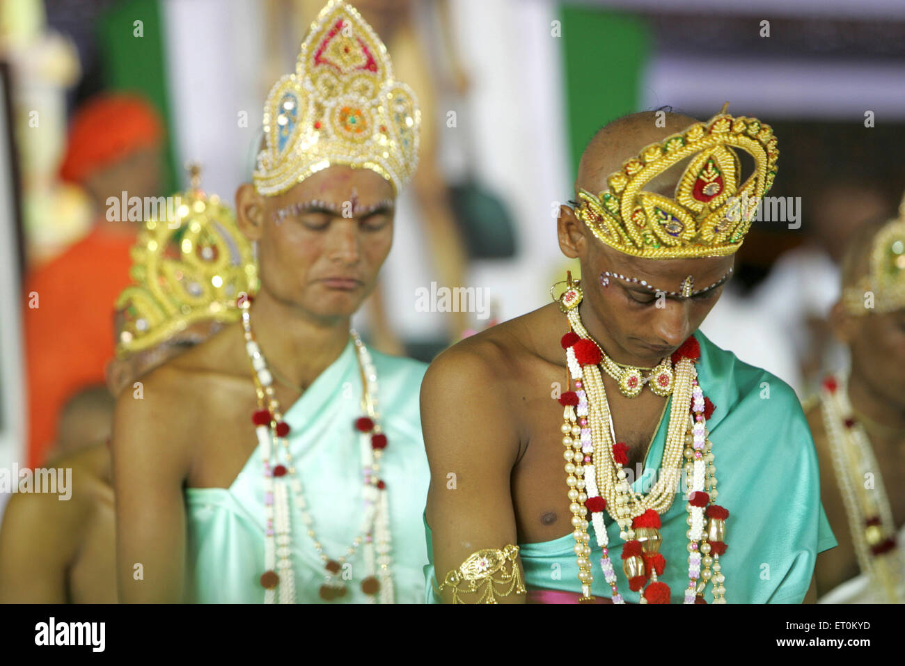 Les hommes après la prise de deeksha comme moines à Mahamasthakabhisheka Shravanabelagola Jain ; festival ; Hassan Karnataka Banque D'Images