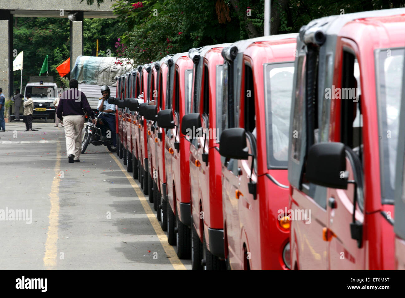 Tata Motors nouvelle gamme mini cars Tata Magic utilisé comme un mini-bus à l'usine de Tata Motors ; Pimpri Pune Maharashtra près ; Inde ; Banque D'Images