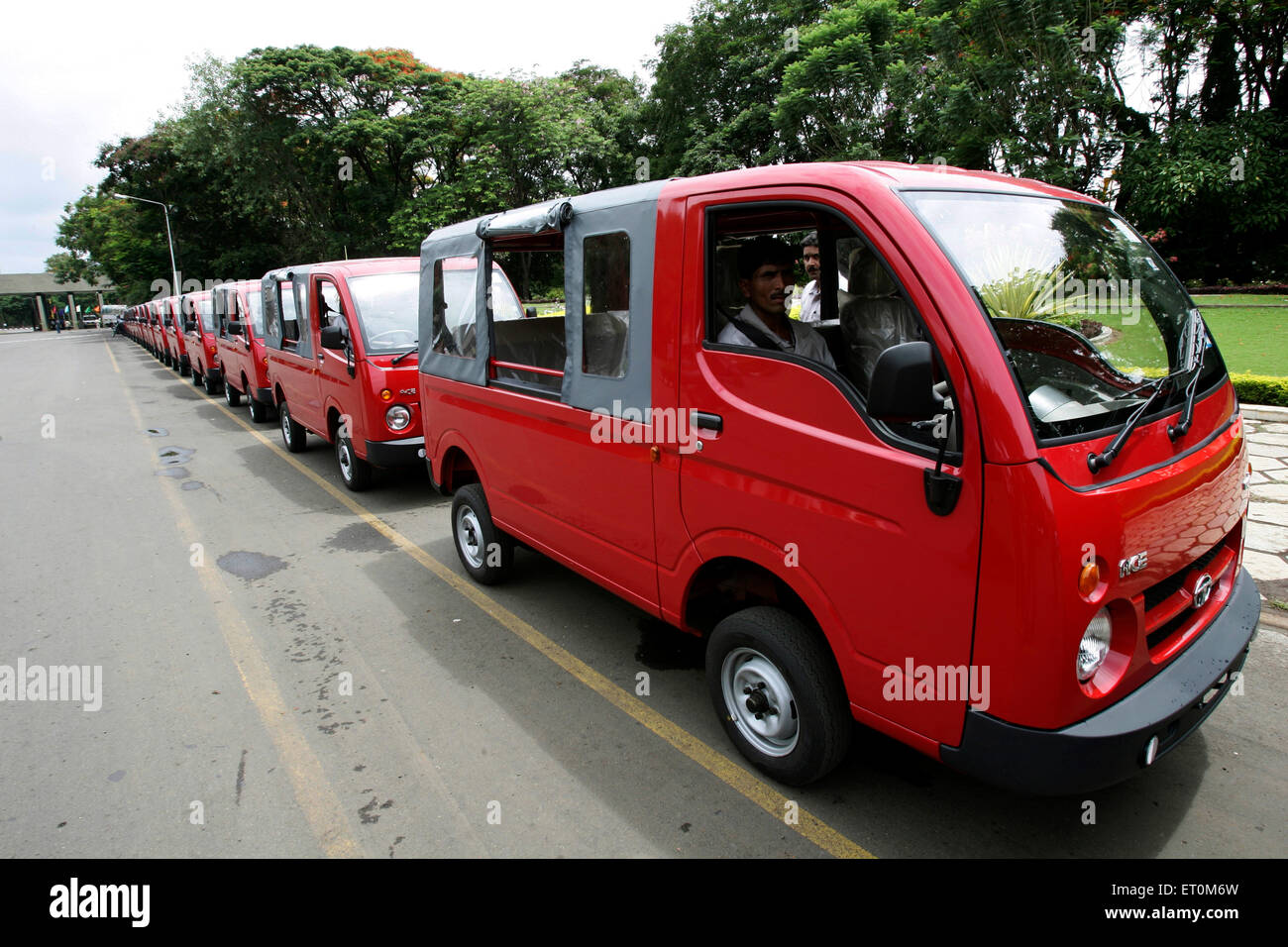 Tata Motors nouvelle gamme mini cars Tata Magic utilisé comme un mini-bus à l'usine de Tata Motors ; Pimpri Pune Maharashtra près ; Inde ; Banque D'Images