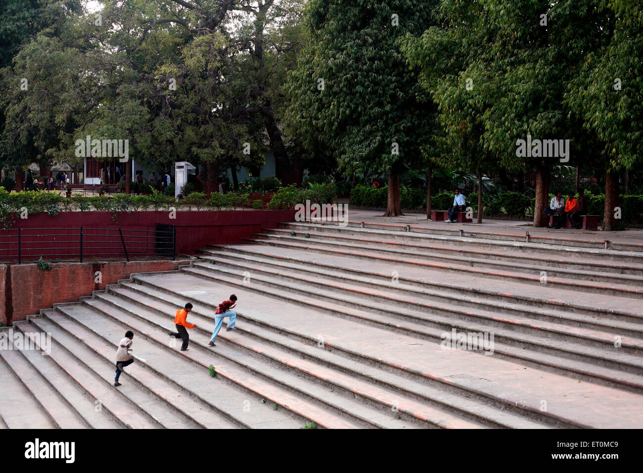 Sabarmati Ashram, Gandhi Ashram, Harijan Ashram, enfants jouant dans les escaliers, Ahmedabad, Gujarat, Inde Banque D'Images
