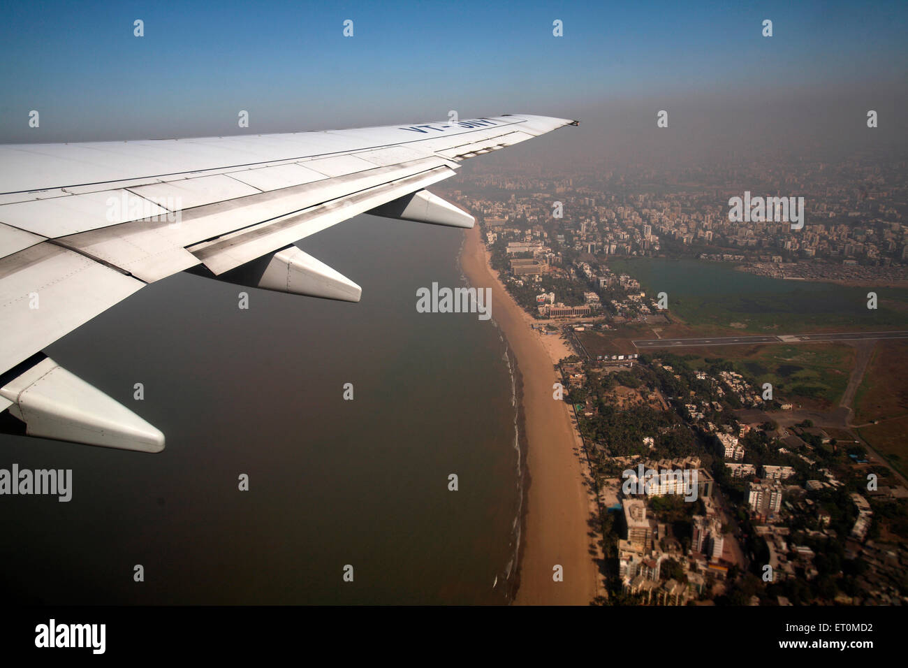 Aile d'avion volant au-dessus de la ville de Bombay Mumbai Maharashtra ; Inde ; Banque D'Images