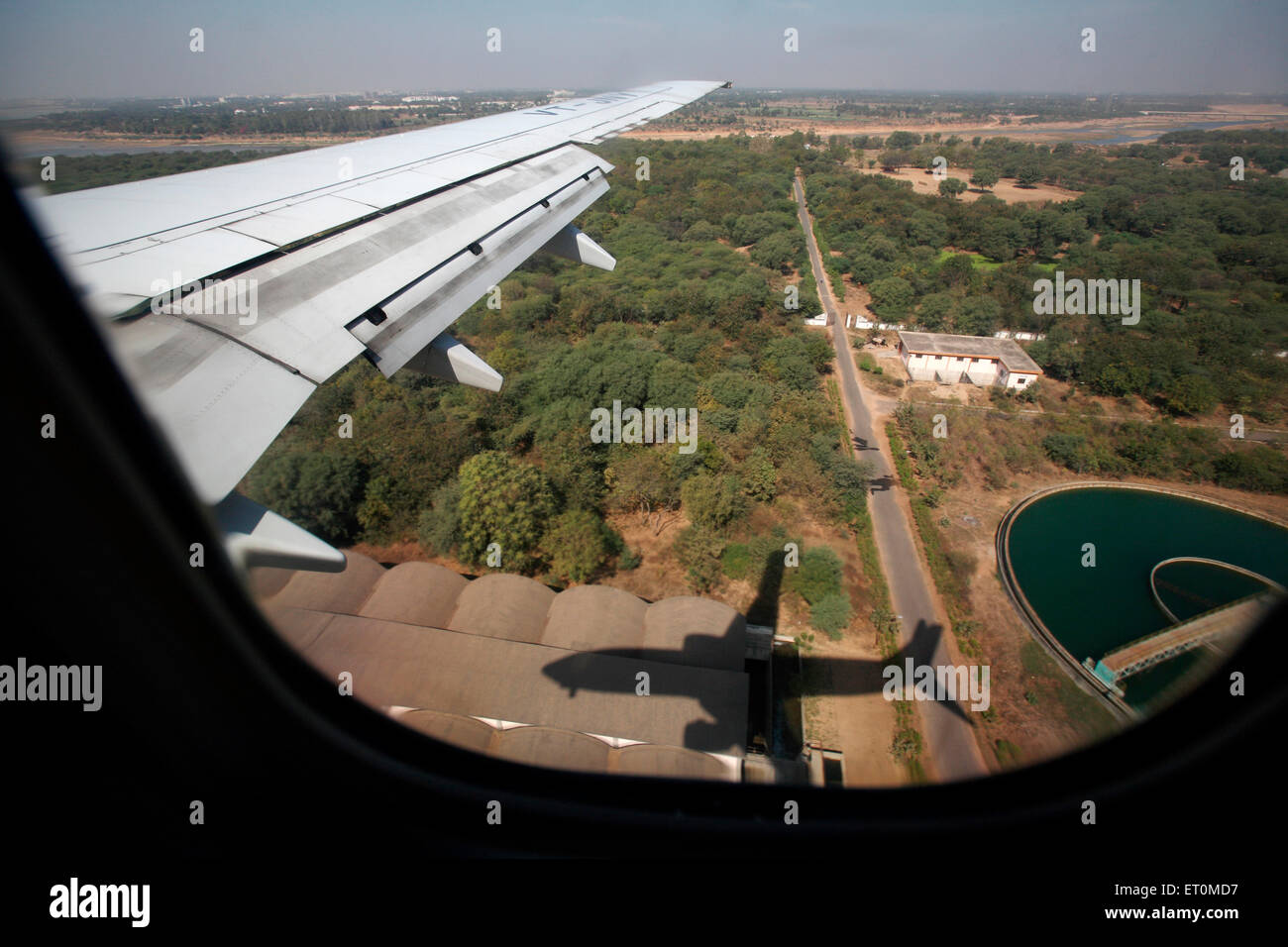 Aile d'avion, aile d'avion, aile d'avion, vol au-dessus de la ville, Ahmedabad, Gujarat, Inde, avion indien Banque D'Images