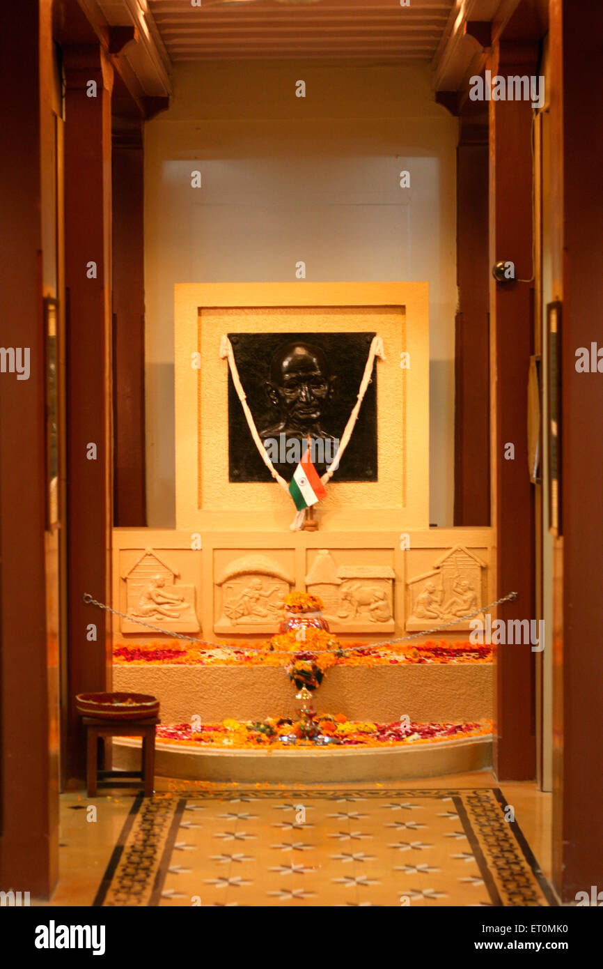 Urne contenant les cendres du père de la nation ; le Mahatma Gandhi conservés au milieu de fleurs pour l'affichage public à Mani Bhavan Banque D'Images