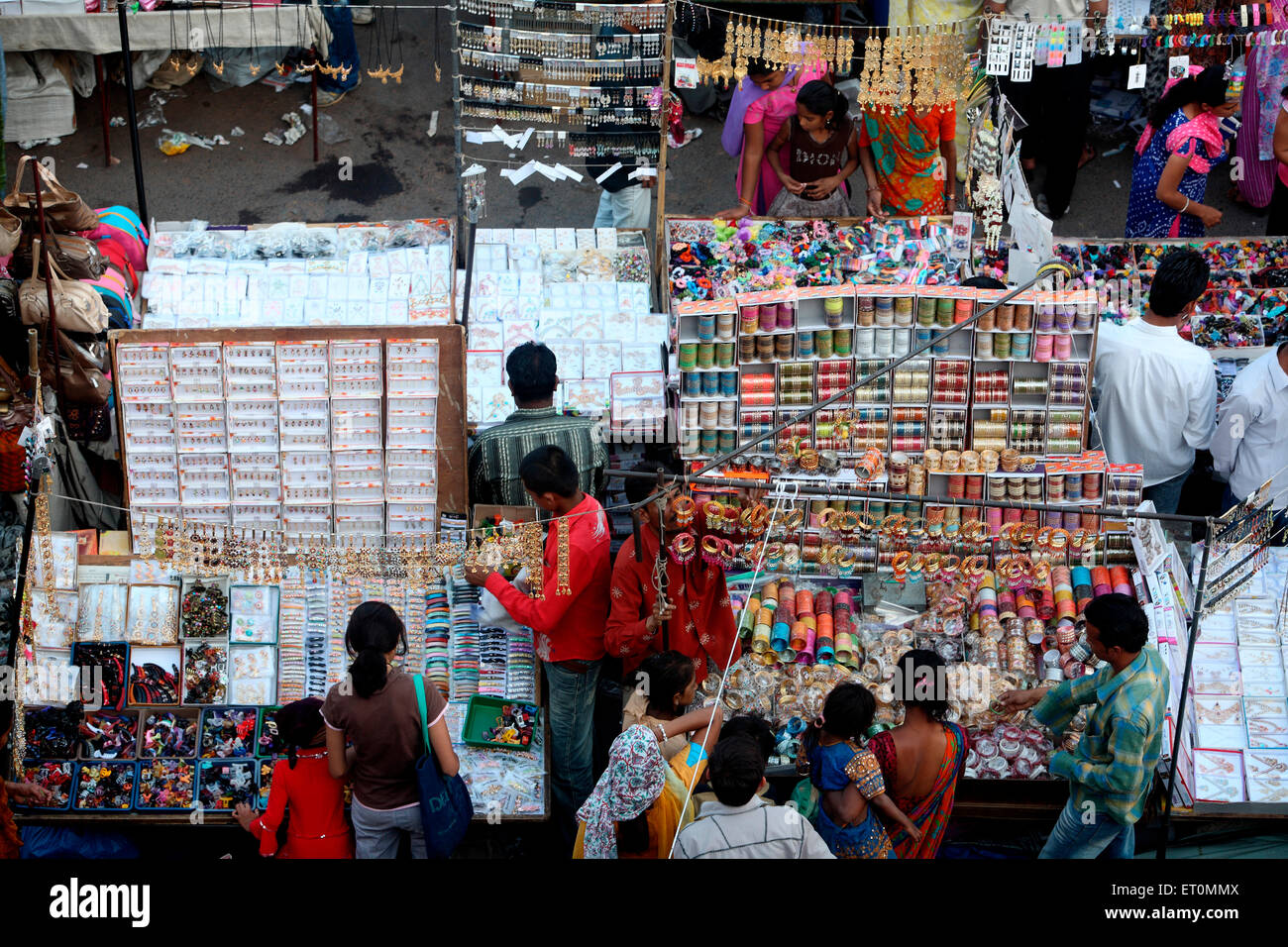 Les filles et les femmes shopping dans Ladies market à Ahmedabad, Gujarat ; Inde ; Banque D'Images