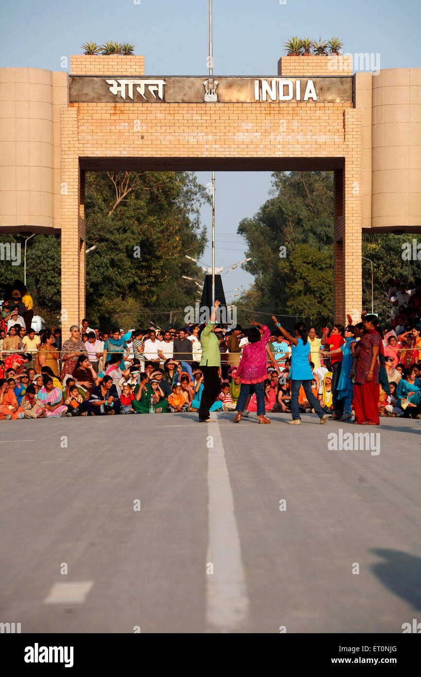 Foule pour la cérémonie de relève de la garde, Attari, Atari, frontière de Wagah, Amritsar, Punjab, Inde, Inde frontière avec le Pakistan, Inde frontière avec le Pakistan Banque D'Images