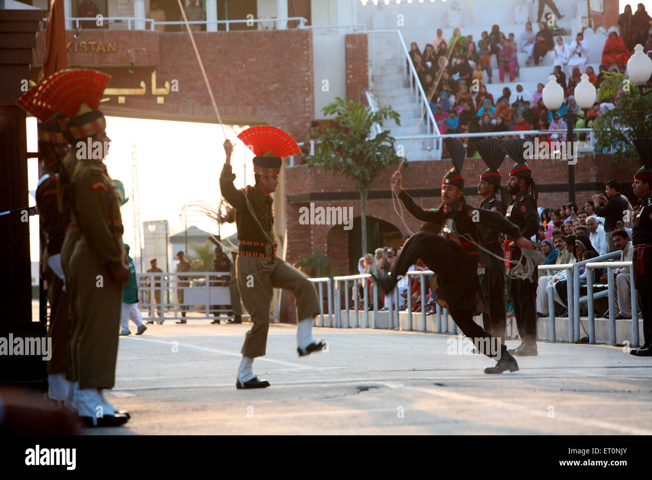 Les soldats de la force de sécurité des frontières indiennes et homologue pakistanais faisant parade avant de commencer à changer de garde Banque D'Images