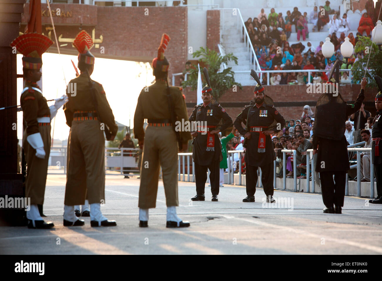Les soldats de la force de sécurité des frontières indiennes et homologue pakistanais faisant parade avant de commencer à changer de garde Banque D'Images