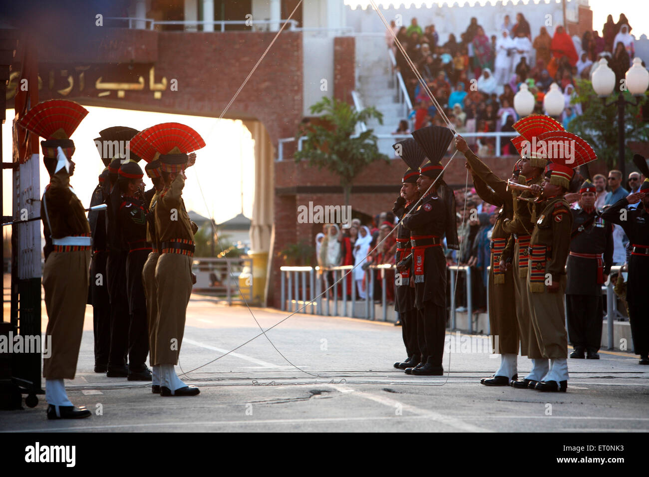 Les soldats de la force de sécurité des frontières indiennes et homologue pakistanais faisant parade avant de commencer à changer de garde Banque D'Images