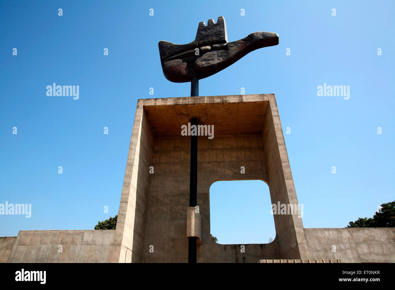 Conçu par le Corbusier, Monument à main levée, structure symbolique, Chandigarh, territoire de l'Union, UT, Inde Banque D'Images