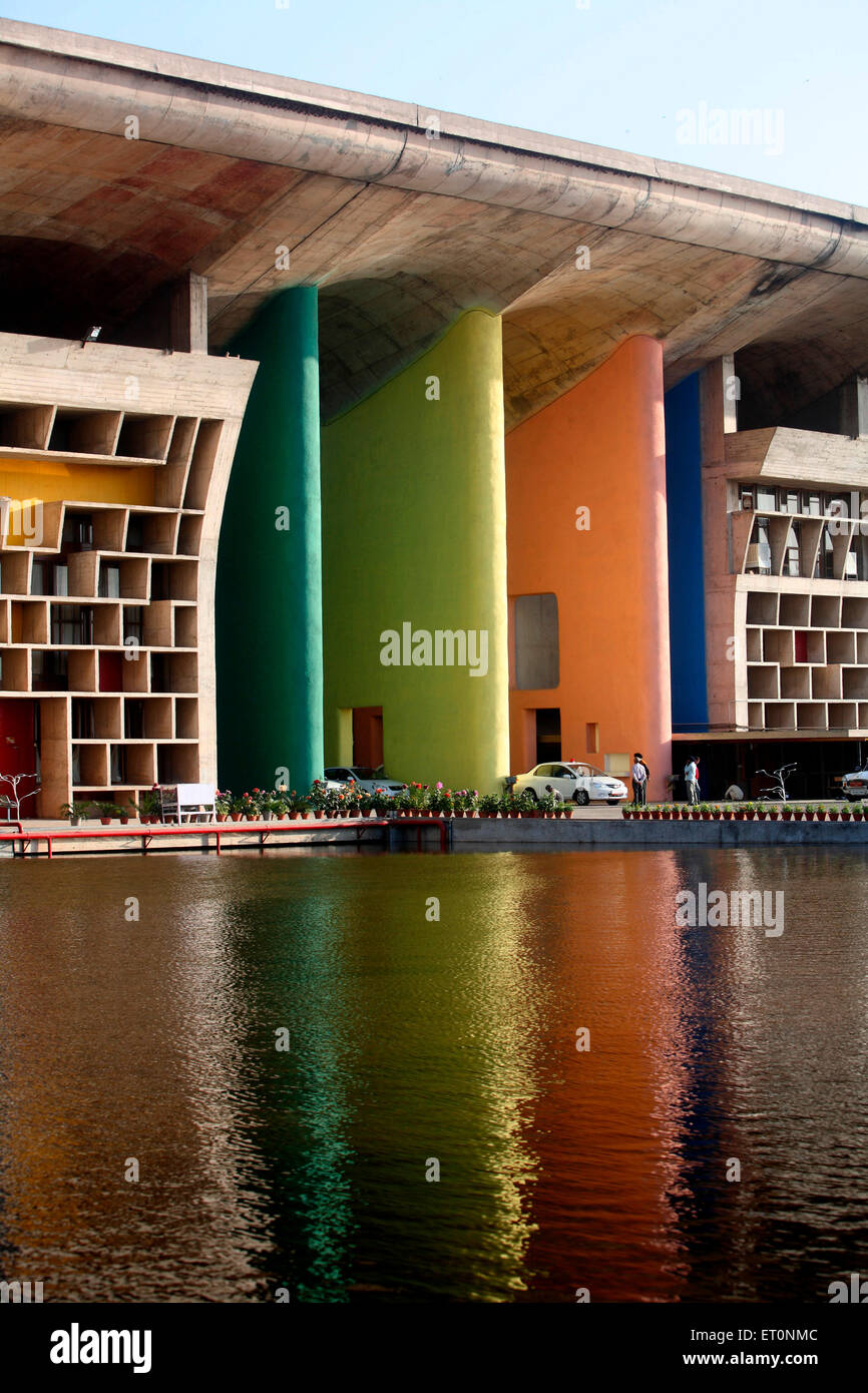 Bâtiment de la haute cour de Chandigarh Territoire de l'Union européenne ; l'Inde - DPV 161840 Banque D'Images
