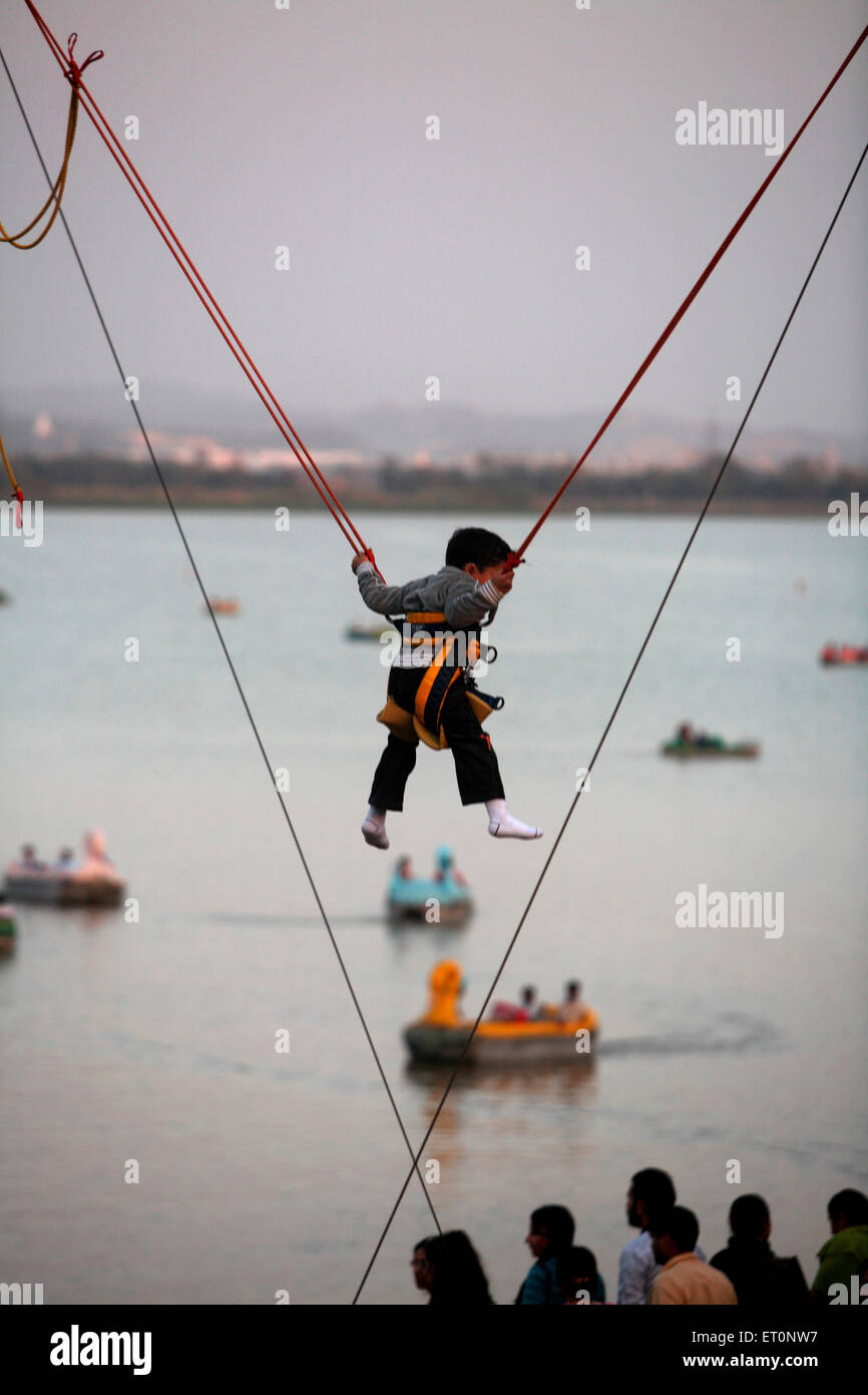 Balancement de garçon, lac Sukhna, Chandigarh, territoire de l'Union, UT, Inde, Indien Banque D'Images