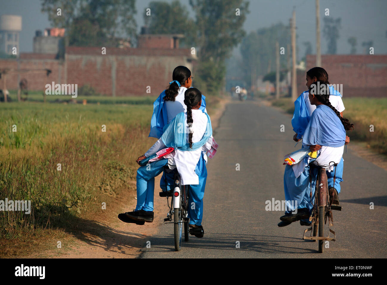 Filles d'école en uniforme sur vélo, Baba Bakala, Amritsar, Punjab, Inde, Filles d'école indiennes Banque D'Images