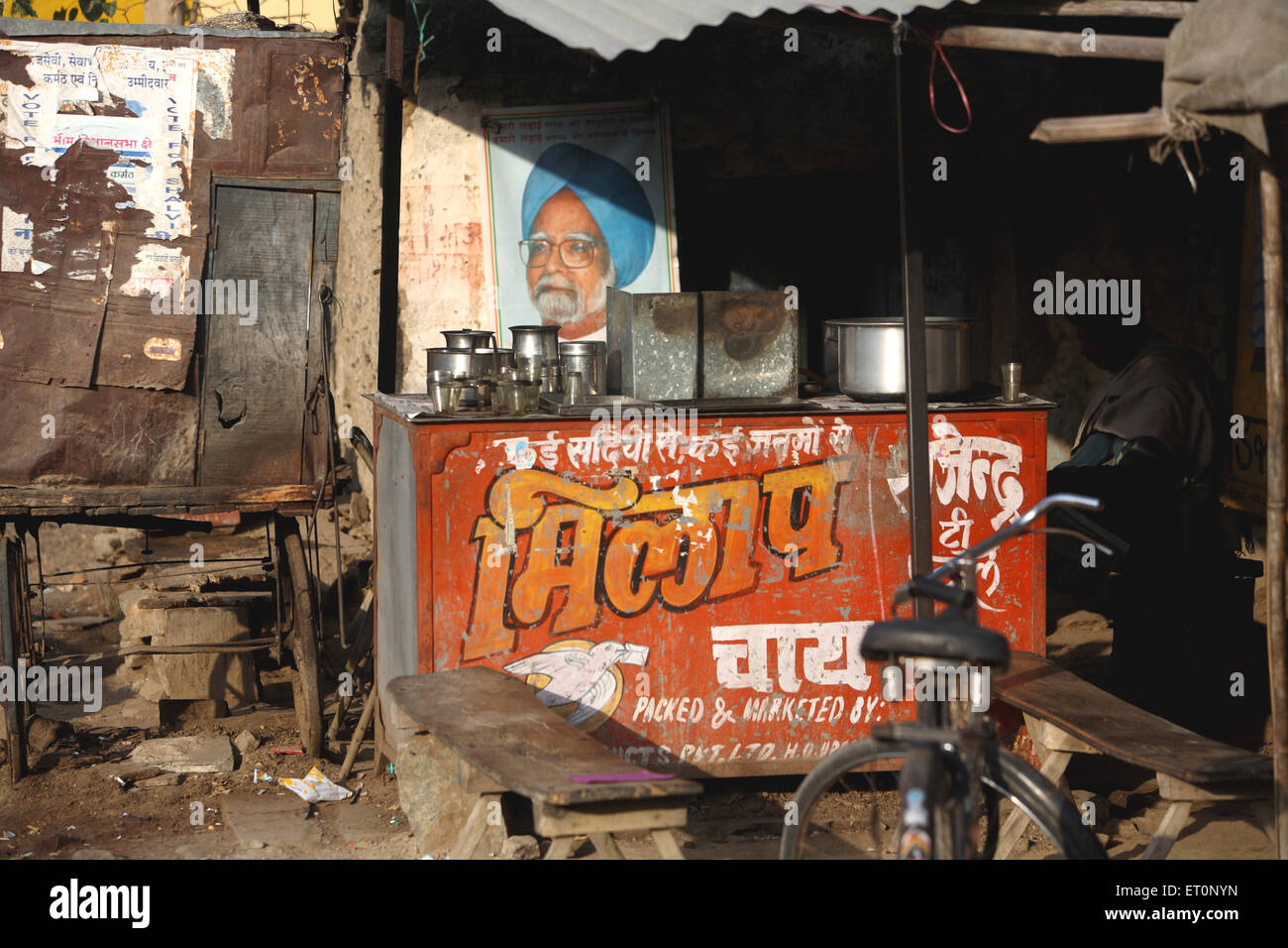 Milap, au bord de la route, salon de thé avec photo de Manmohan Singh, Rajasthan, Inde Banque D'Images