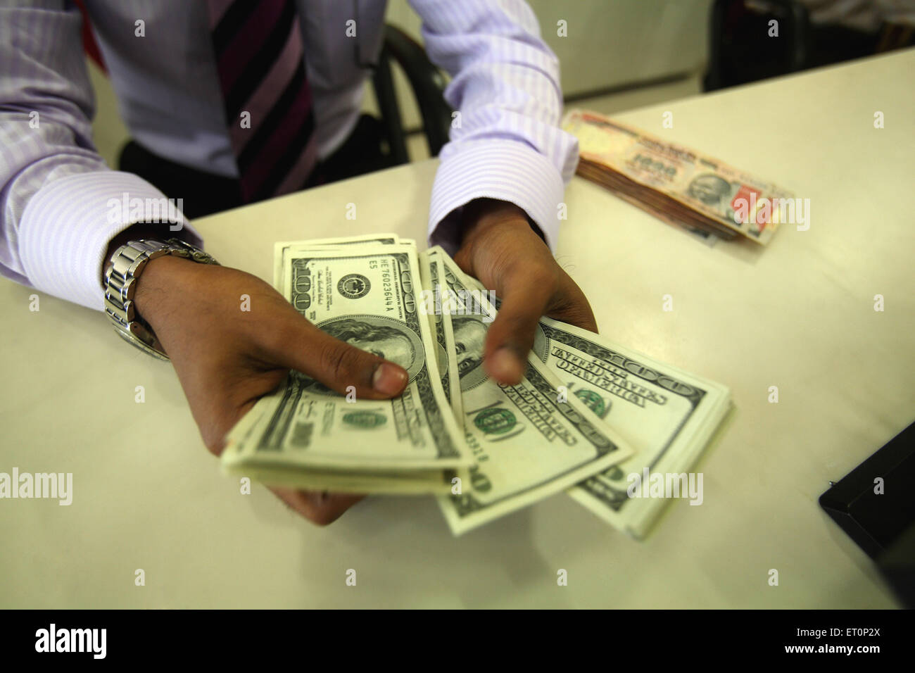 Homme montrant des dollars américains Banque D'Images