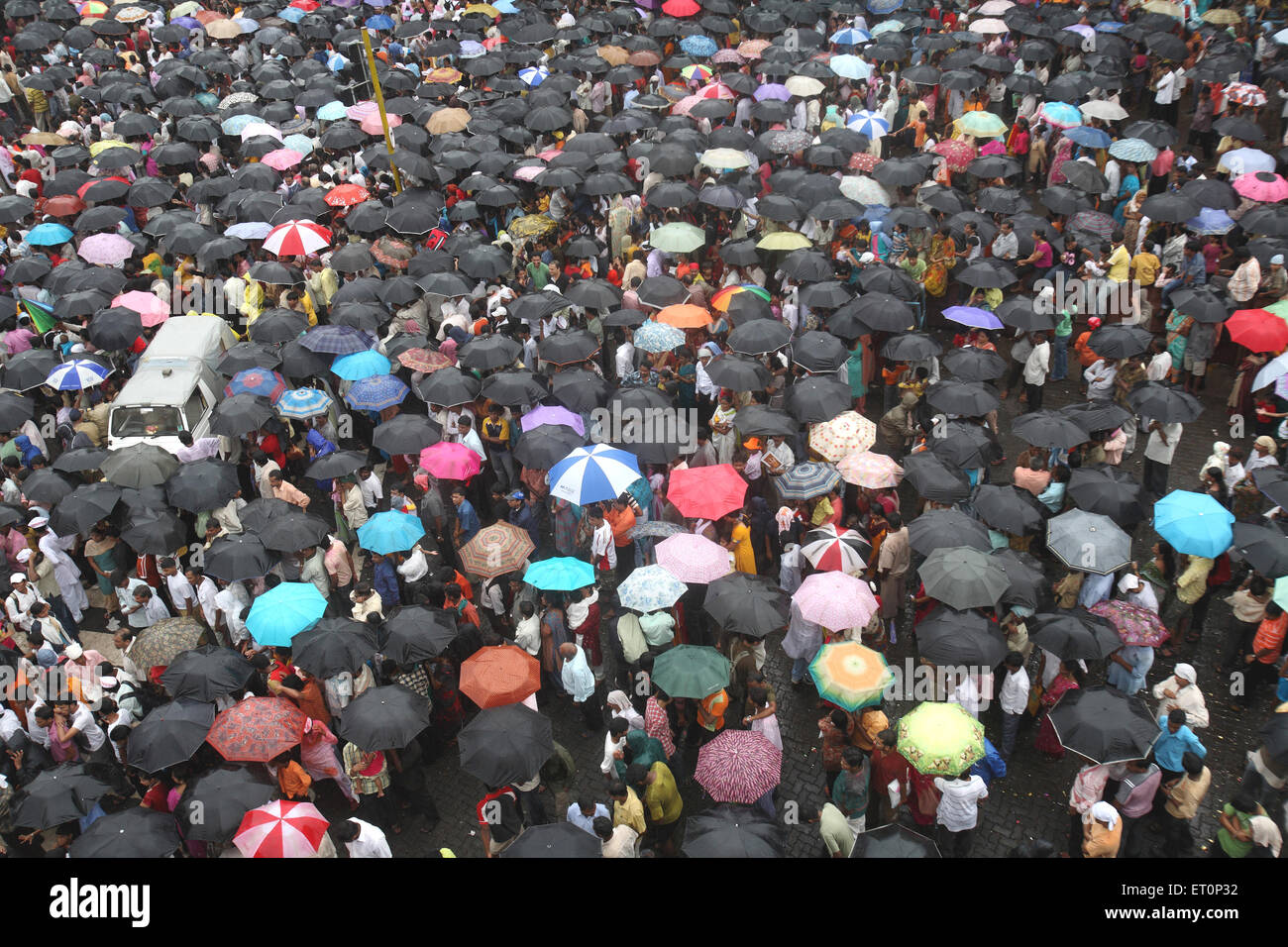 Les dévots d'immersion de regarder le dieu Ganesh ; festival ; Bombay Mumbai Maharashtra, Inde Banque D'Images