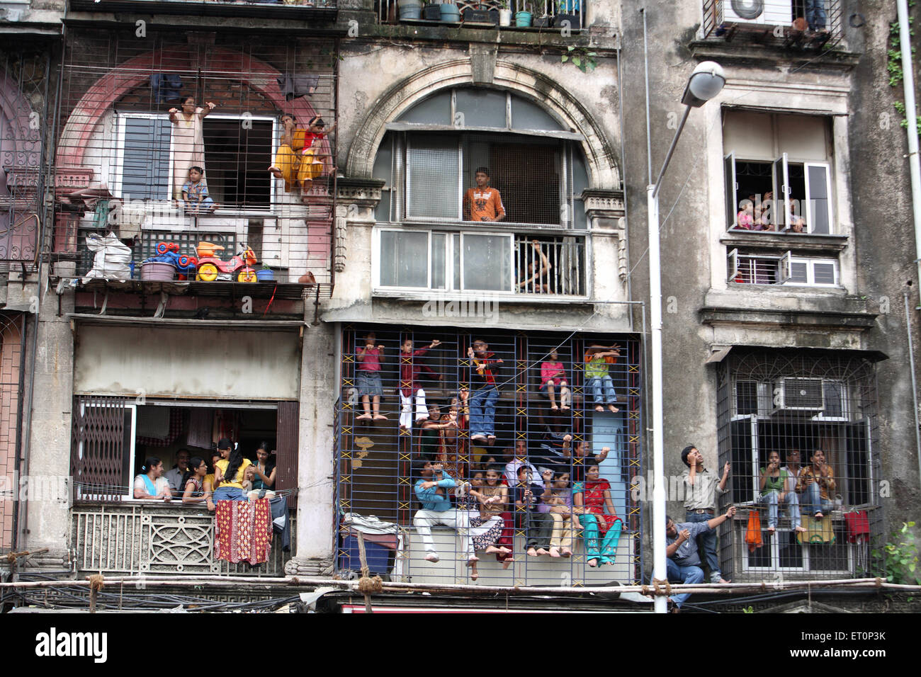 Les dévots de regarder le dieu Ganesh ; immersion Bombay Mumbai Maharashtra ; Inde ; Banque D'Images