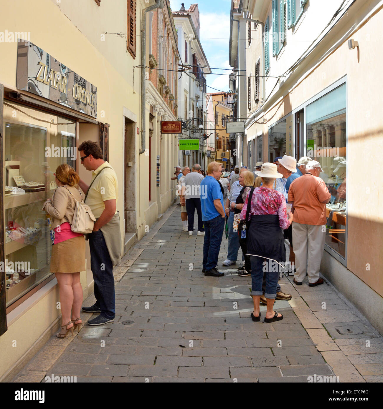 Koper Slovénie, l'Istrie de nombreux touristes d'un navire de croisière le window shopping dans l'une des vieilles ruelles étroites Kopers' Banque D'Images