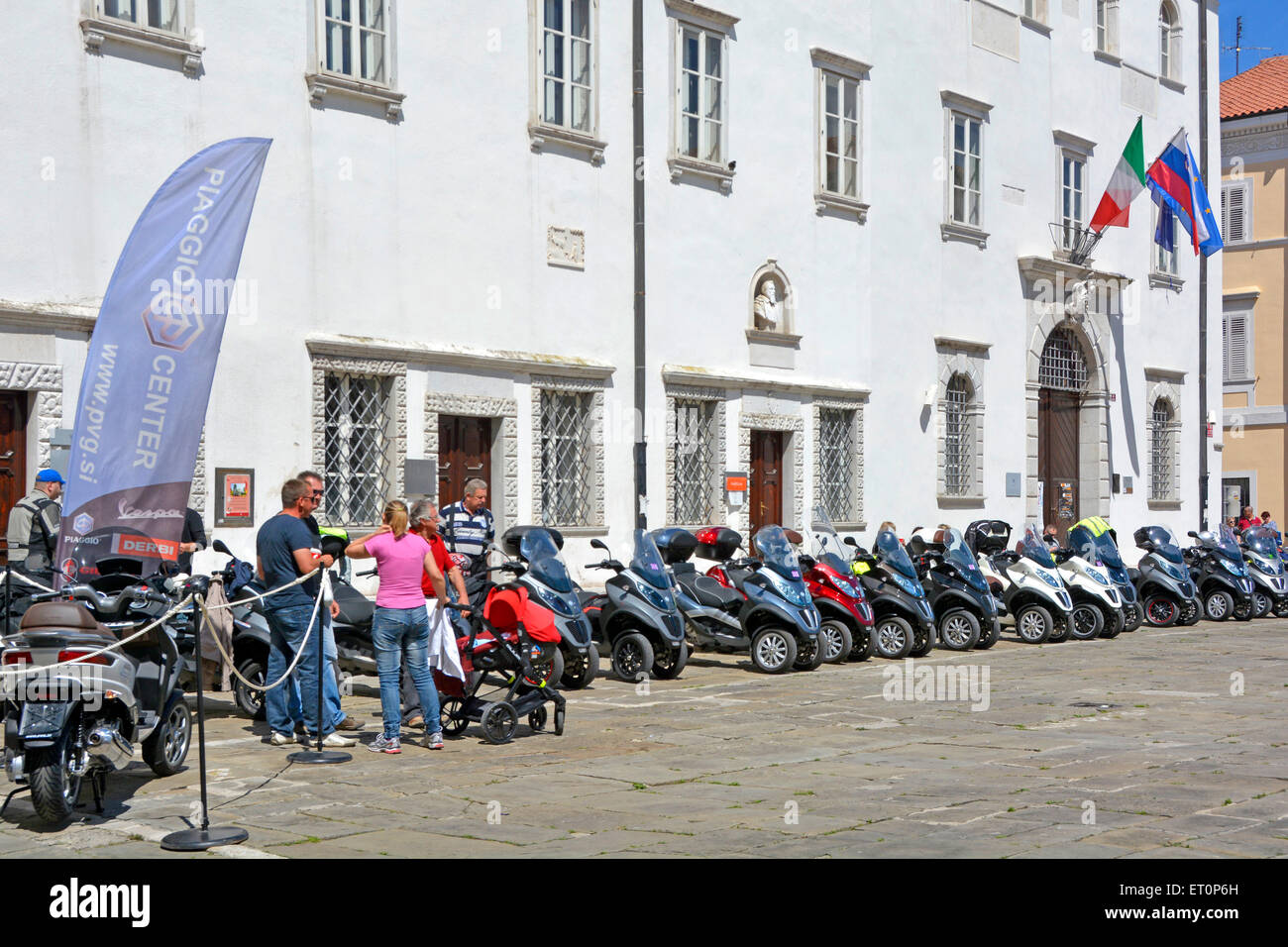 Koper Slovénie péninsule istrienne Piaggio scooter trois roues pour une manifestation les amateurs de Tito Square dans le centre-ville de Koper () Banque D'Images