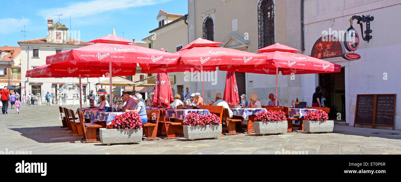 La place Preseren Koper Slovénie, péninsule d'Istrie, café-terrasse restaurant menu conseils et des fenêtres en ogive de la 16e siècle, l'église de Bassus à côté Banque D'Images