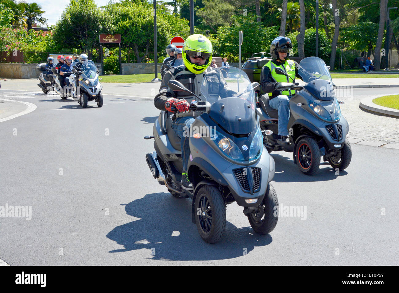 Les amateurs de scooter à trois roues Piaggio quitter la ville de Koper avoir recueilli dans le vieux Tito Square pour un rassemblement Banque D'Images
