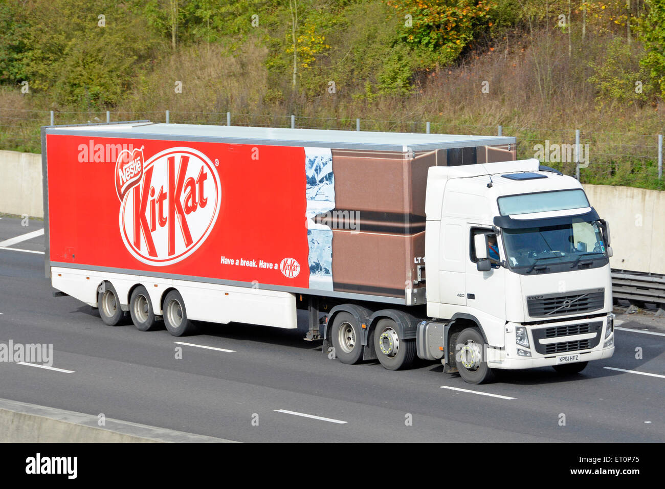 Kit Nestlé Kat chocolat bar & graphiques wrapper sur le côté de la remorque articulée produit publicitaire derrière camion hgv conduite sur l'autoroute britannique Banque D'Images