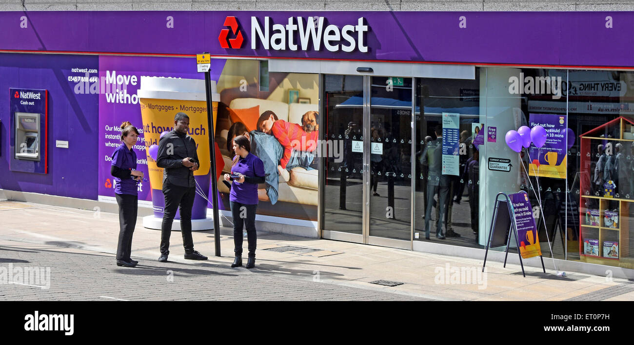 Nat West bank personnel à l'extérieur des locaux de la direction générale invitant les gens à l'intérieur pour tester combien ils peuvent emprunter pendant la journée portes ouvertes d'hypothèques Banque D'Images