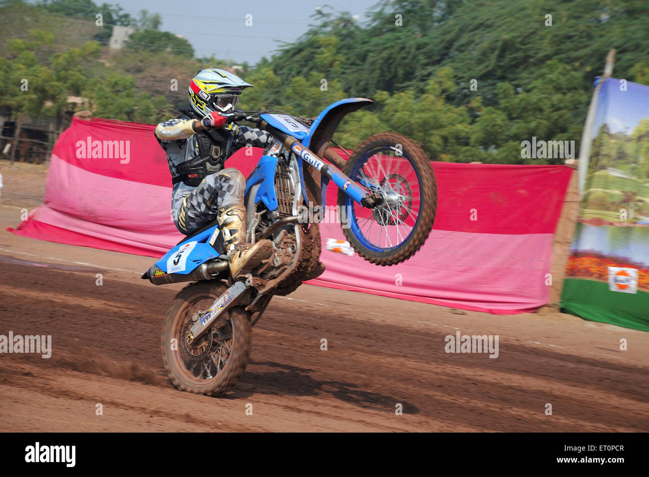 Moto stunt Biker montrant dans Golf Cup dirt track racing ; Jodhpur Rajasthan ; Inde ; Banque D'Images
