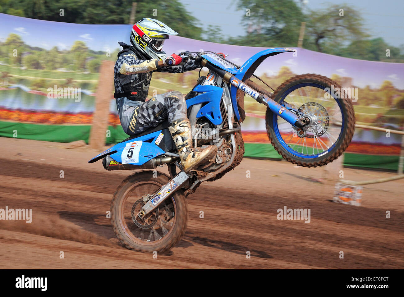 Moto stunt Biker montrant dans Golf Cup dirt track racing ; Jodhpur Rajasthan ; Inde ; Banque D'Images