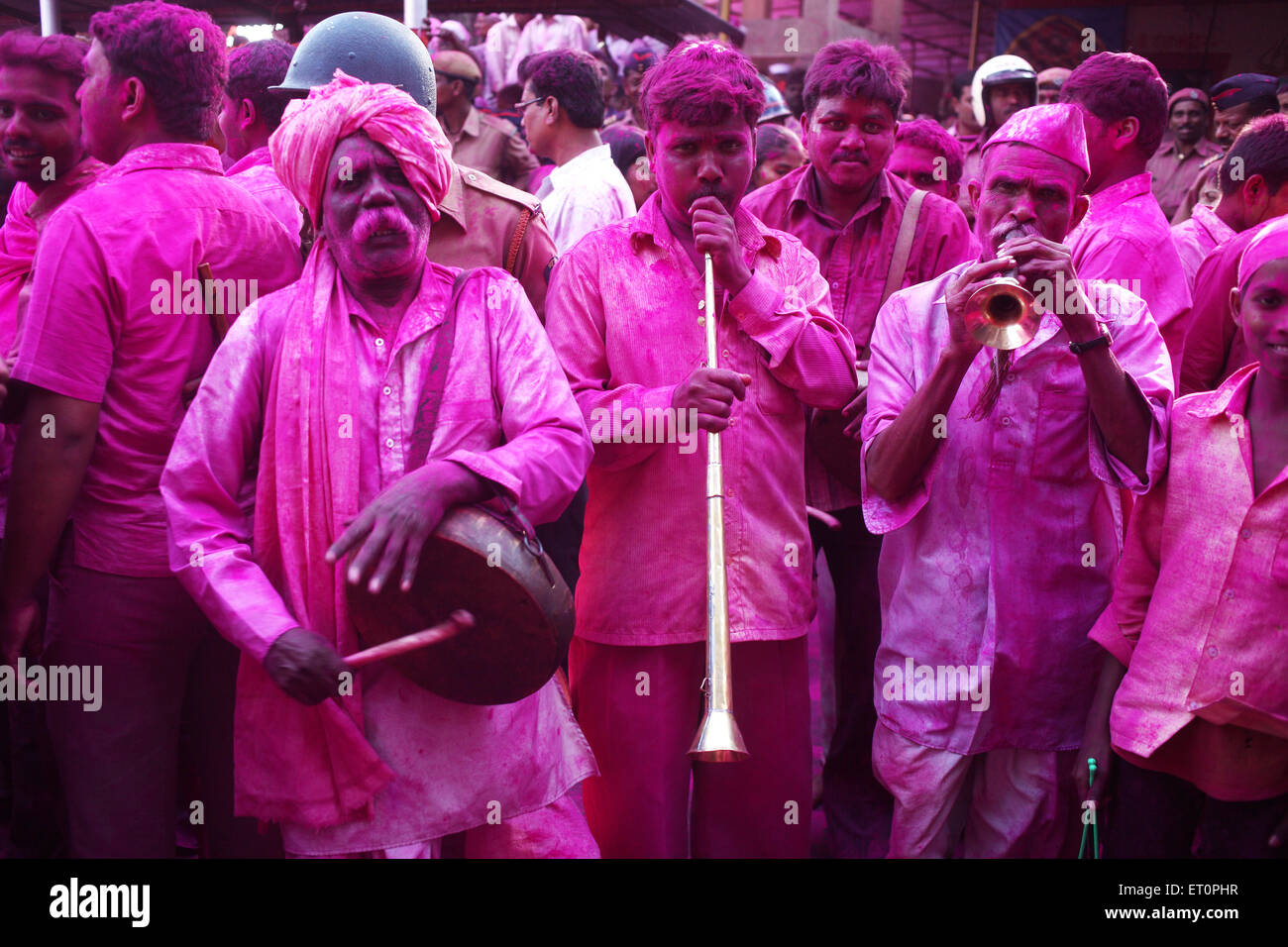 Les dévots de la lecture de musique instruments dans jyotiba yatra à jyotiba ; temple Wadi Ratnagiri ; ; ; ; Inde Maharashtra Mumbai NOMR Banque D'Images
